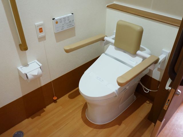 バリアフリー機能付トイレ トイレ 手すりと広々としたスペースで、どなたでも安全にご利用いただける清潔なトイレです。サポートが必要な方も快適にお使いいただけます。