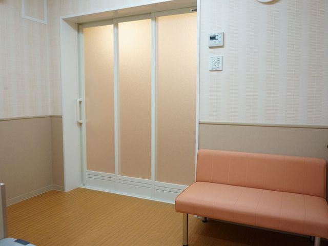 和やかな雰囲気の待合室 洗面所 清潔感ある待合室は、座り心地の良さそうなソファが設置され、待ち時間も快適に過ごせるよう配慮されています。