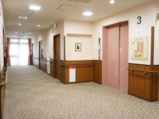 清潔で広い施設の廊下