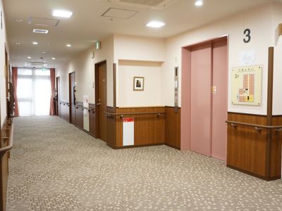 清潔で広い施設の廊下
