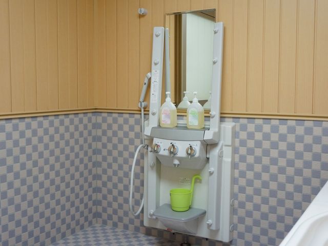 バリアフリー設計の浴室 浴室 浴室には手すりやボタン式シャワーが備わっており、安心してご利用いただけます。清潔感のある明るい壁面で、心地よいバスタイムをサポートします。