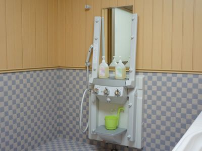 バリアフリー設計の浴室