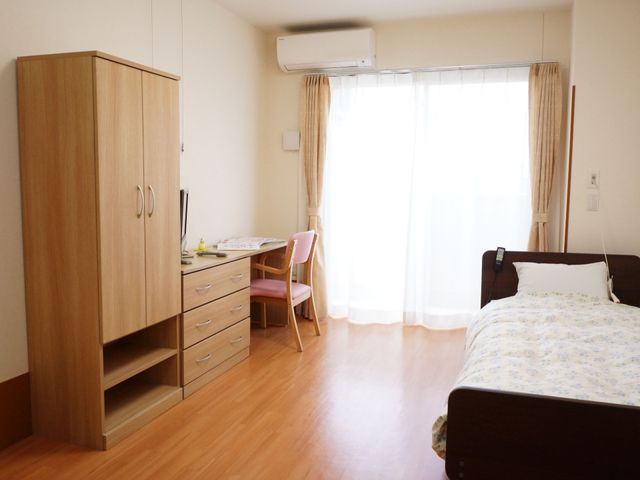 居室の明るい空間 居室 ゆったりとした居室で、窓からの自然光が心地良い空間を作り出しています。家具も整っており、快適な生活をサポートします。