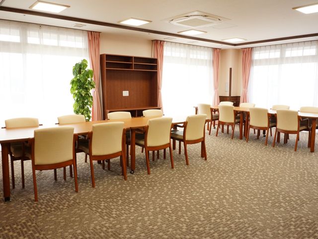 温かみのあるダイニングルーム 食堂 日差しの入るダイニングルームで、共に食事や会話を楽しむことができます。明るく開放感のあふれる環境を提供しています。