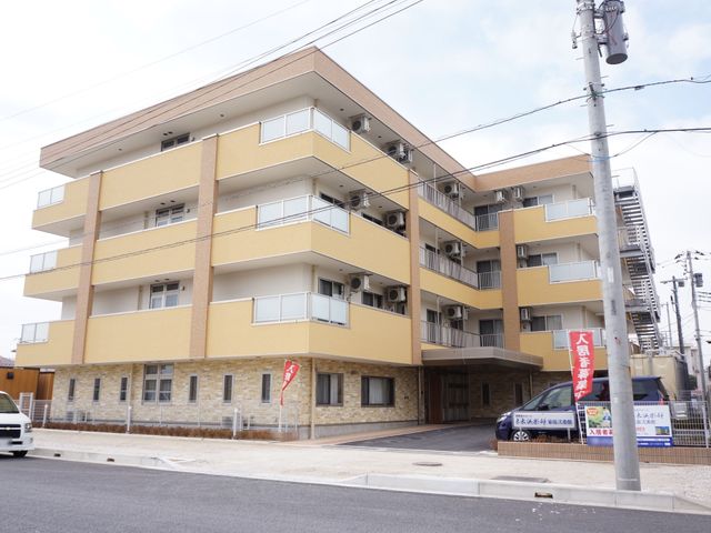 黄色が印象的な建物外観 外観 明るい黄色を基調とした建物は、清潔感があり落ち着いた雰囲気です。見学や就業を検討の方に安心をお届けします。