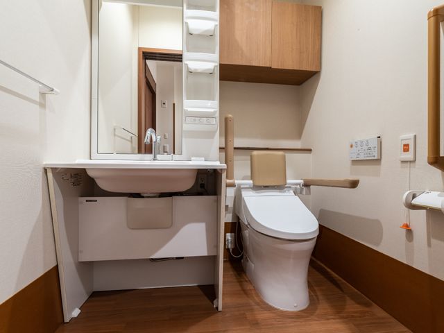 バリアフリー対応トイレ トイレ・洗面台 手すりと広々とした空間が特徴のトイレです。日々の利用が安心できる環境を整備しています。