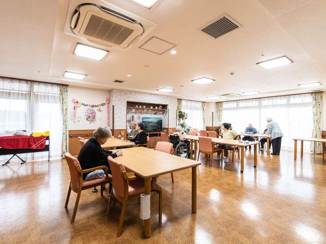 共有スペースの日常風景 共有スペースA 訪れる人々が交流を深める温かなダイニングです。テーブルを囲みながら、日々の会話が弾んでいます。