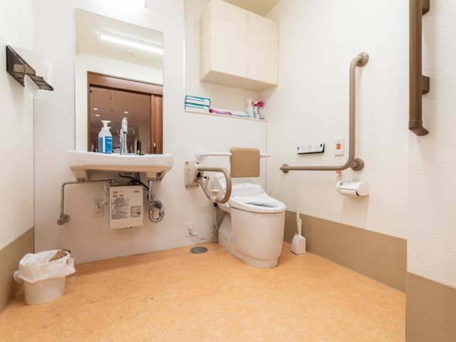 バリアフリー対応のトイレ トイレ 手すりが設置された清潔なトイレです。安全に配慮された造りになっており、快適にお使いいただけます。