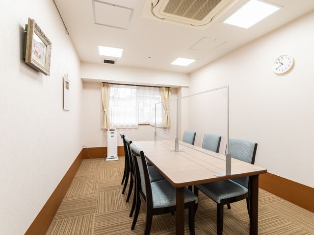 清潔感ある会議室風景 応接室 ゆったりとした空間の多目的室です。落ち着いた色合いの家具が配置され、穏やかな印象を与えています。