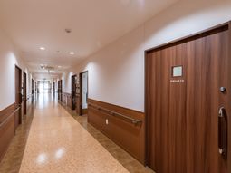 清潔な廊下と扉