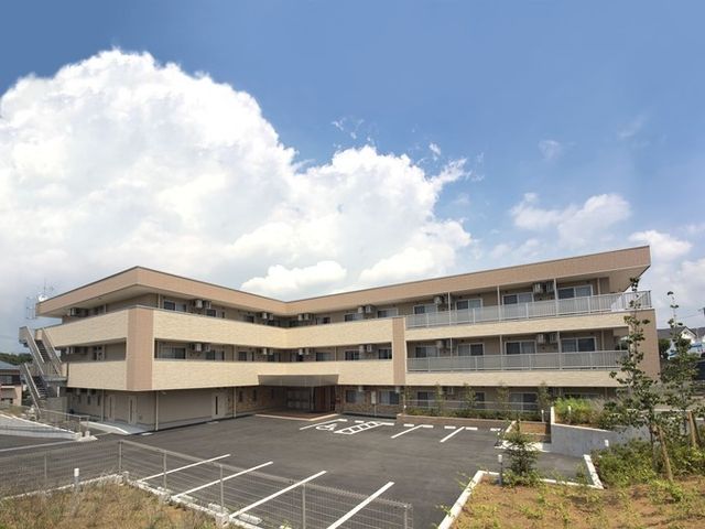 快適な外観の建物 外観 広々とした駐車場があり、開放的な雰囲気の建物で、働く環境としても快適さが伺えます。