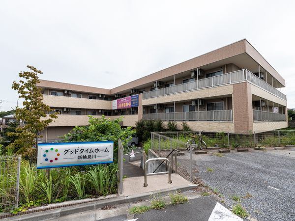 落ち着いた建物の外観