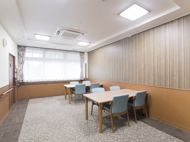清潔感のあるダイニング 食堂 広々としたダイニングでは、窓からの自然光が入り心地よい食事の時間を演出します。木目調の内装が温もりを感じさせる空間です。