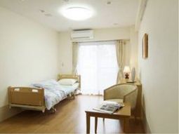 明るい居室の様子