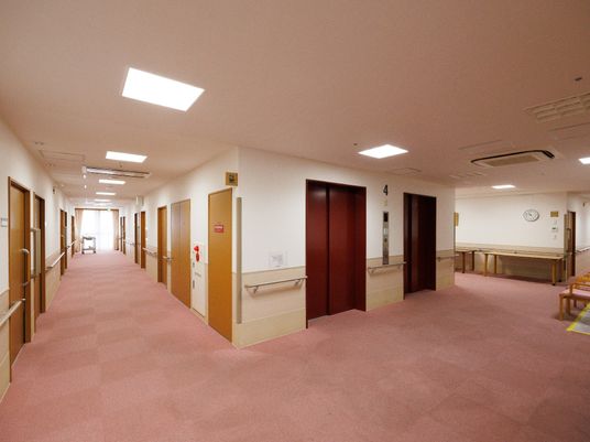 明るい廊下の様子