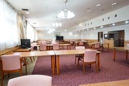 広々とした食堂の空間