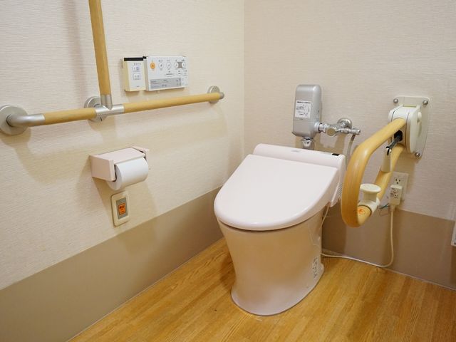 バリアフリーなトイレ トイレ 手すり付きで安全に配慮されたトイレです。身体の不自由な方も安心してお使いいただけます。