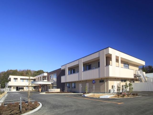 明るい外観の建物 外観 広々とした敷地に建つモダンな建築です。日当たりが良いこともあり、働く環境としても明るく快適です。