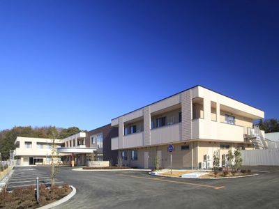 明るい外観の建物