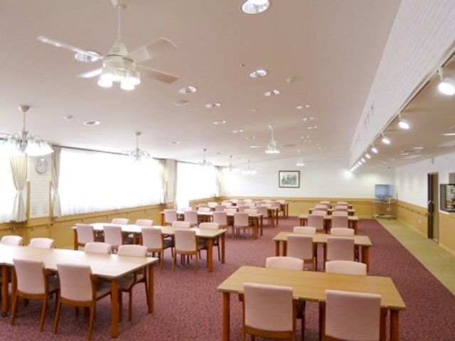明るい広々食堂 食堂 ゆったりした間隔で配置されたテーブルと椅子が特徴の食堂です。窓からの自然光が心地よい明るい空間を演出し、居心地の良さが感じられます。