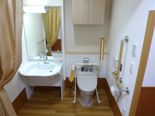 バリアフリー設計のトイレ トイレ 手すり付きで安全性を考慮した清潔なトイレです。利用者の快適さを重視した配慮が施されております。