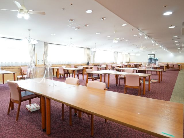 広々とした食堂の様子 共有スペース ゆったりとした食堂には、採光を取り入れた窓があり日差しが明るいです。居心地のよい環境で働くことができます。