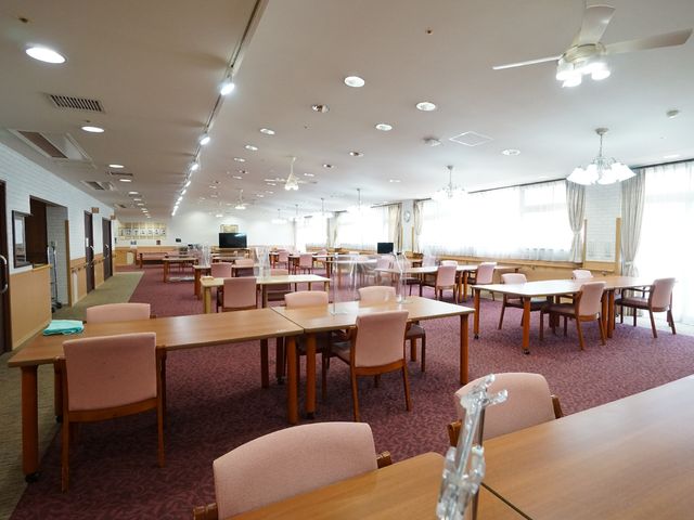 明るい広々とした食堂 共有スペース 広々とした食堂は、ゆとりを持って配置されたテーブルや椅子で、快適な食事の時間を提供します。窓からは自然光が差し込み、心地よい雰囲気を演出しています。