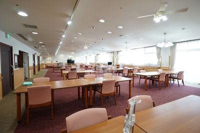 明るい広々とした食堂