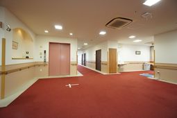 赤い絨毯のある廊下