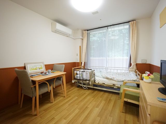 居室の清潔な空間 居室 広々とした窓から自然光が注ぐ居室です。快適な環境で、ゆったりとした時間を過ごせる空間となっています。