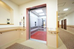 開いたエレベーターと廊下