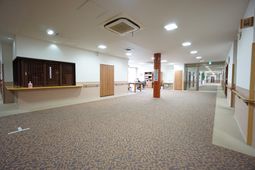 廊下に人がいる風景