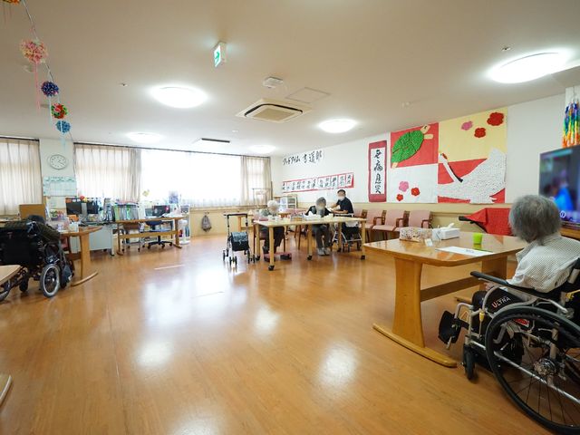 共有スペースの様子 共有スペース 明るく広々とした食堂で、利用者がくつろいでいます。共有スペースは清潔で快適な雰囲気をもたらしており、新しい職場として検討するには適しています。