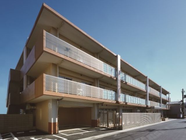 モダンな外観の建物 外観 洗練されたデザインの外観を持つ建物は、周辺環境に溶け込むような落ち着いた色合いです。働くスタッフにも快適な空間を提供しています。