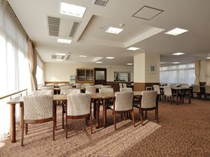 明るい食堂の様子