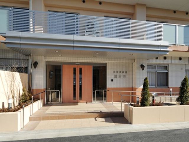 エントランスの外観 エントランス 明るく清潔感のある入口には、手すりが設置されており、どなたでも安心して出入りできる設計です。