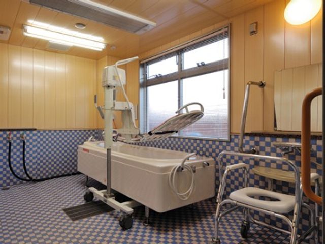 利用者の快適な浴室 浴室 安全な手すりやリフト設備が整った清潔な浴室です。利用者の快適なバスタイムを支える設備が充実しています。