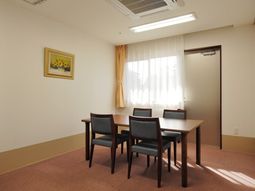 明るい居室の様子