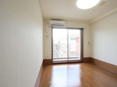 広々とした明るい居室