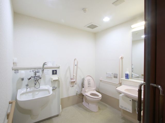 バリアフリーの洗面台トイレ トイレB 手すり付きの清潔感あふれるトイレです。すべての年齢層の方が使いやすい工夫がされています。