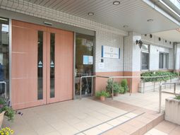 エントランスの明るい風景