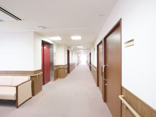 清潔な廊下の様子 廊下 明るく清潔感のある廊下が続いており、手すりも設置されておりますので、歩行に不安のある方も安心して移動ができます。