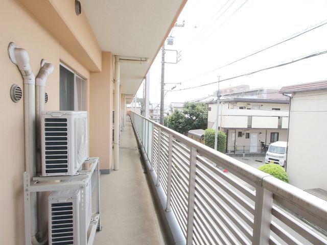 広々としたバルコニー ベランダ 開放感あふれるバルコニーです。ここからの眺めを通して日々のリフレッシュを得られます。