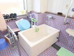 バリアフリー設計の浴室