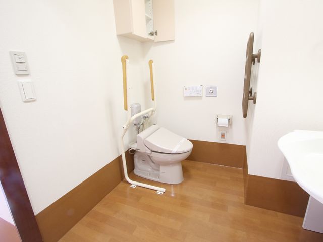 バリアフリー対応トイレ トイレA 手すり付きで安全に配慮されたトイレ。高齢者や障がいをお持ちの方も安心してご利用いただける設計です。