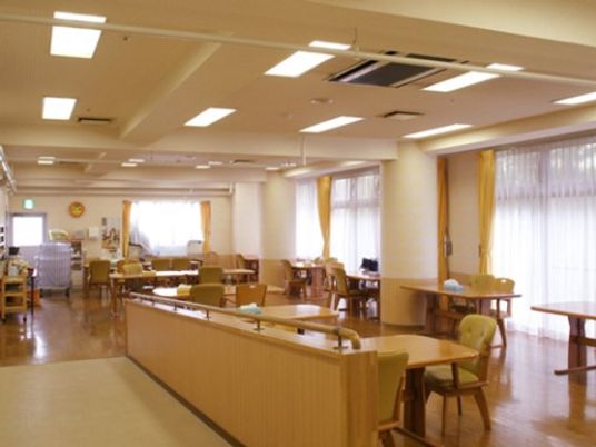広々とした明るい食堂