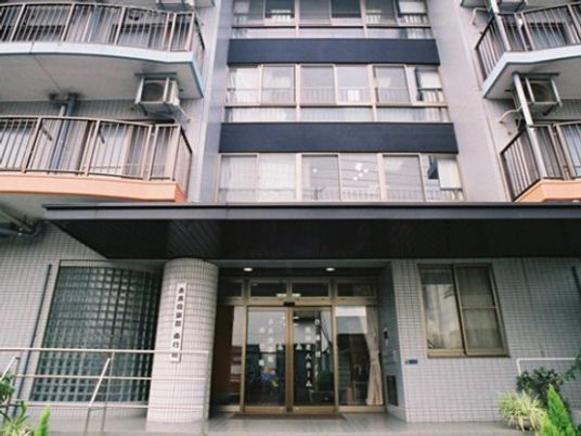 施設のエントランス外観