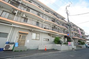 多階建ての建物の外観