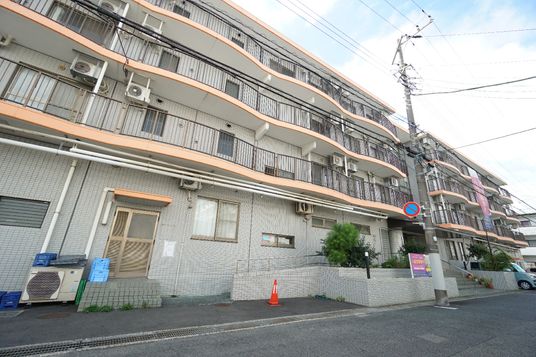 多階建ての建物の外観