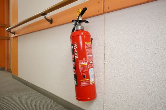 廊下の消火器と手すり
